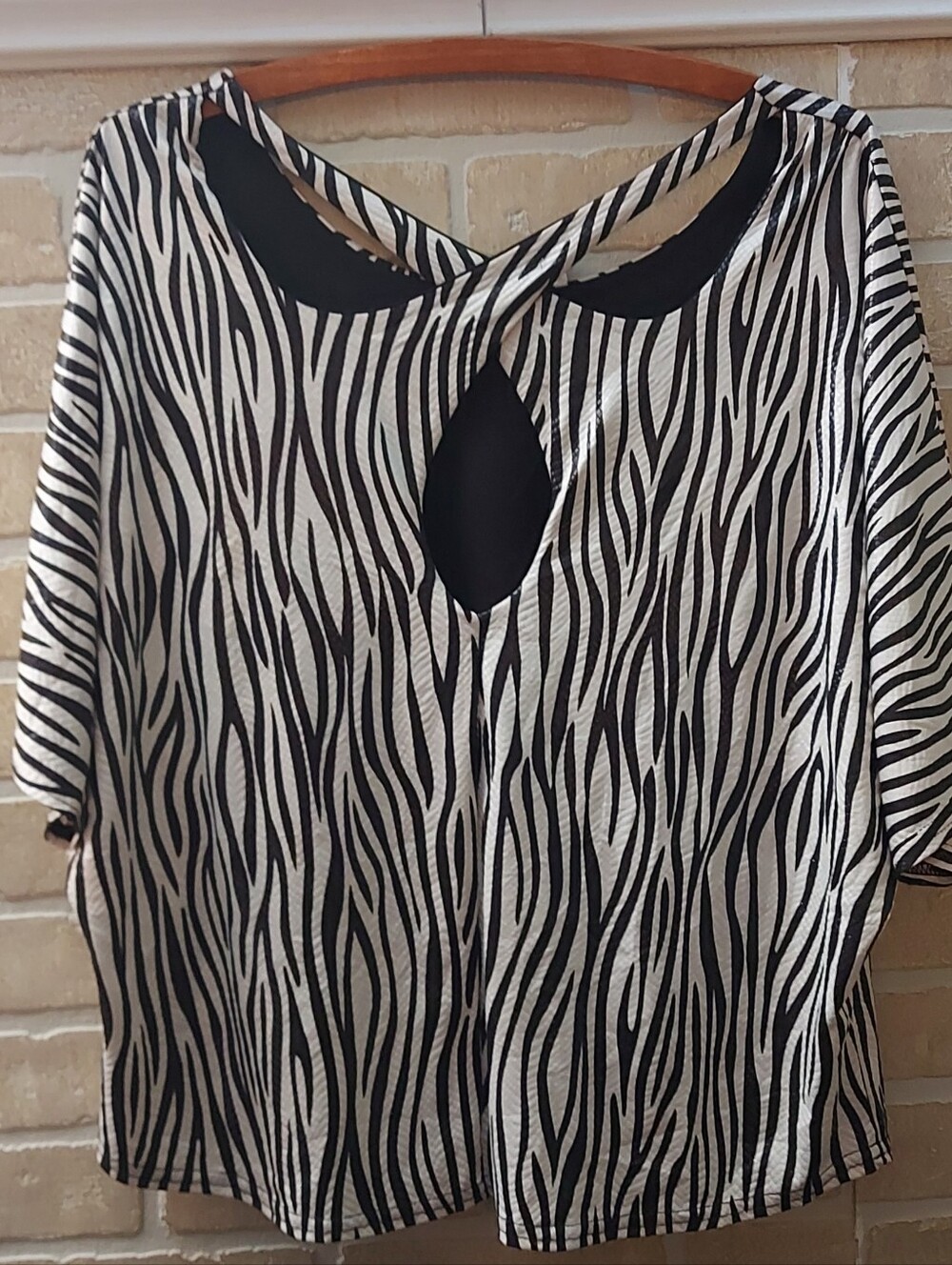 Axange Paris Zebra Print Cutout Keyhole Back Top TU - Picture 7 of 14
